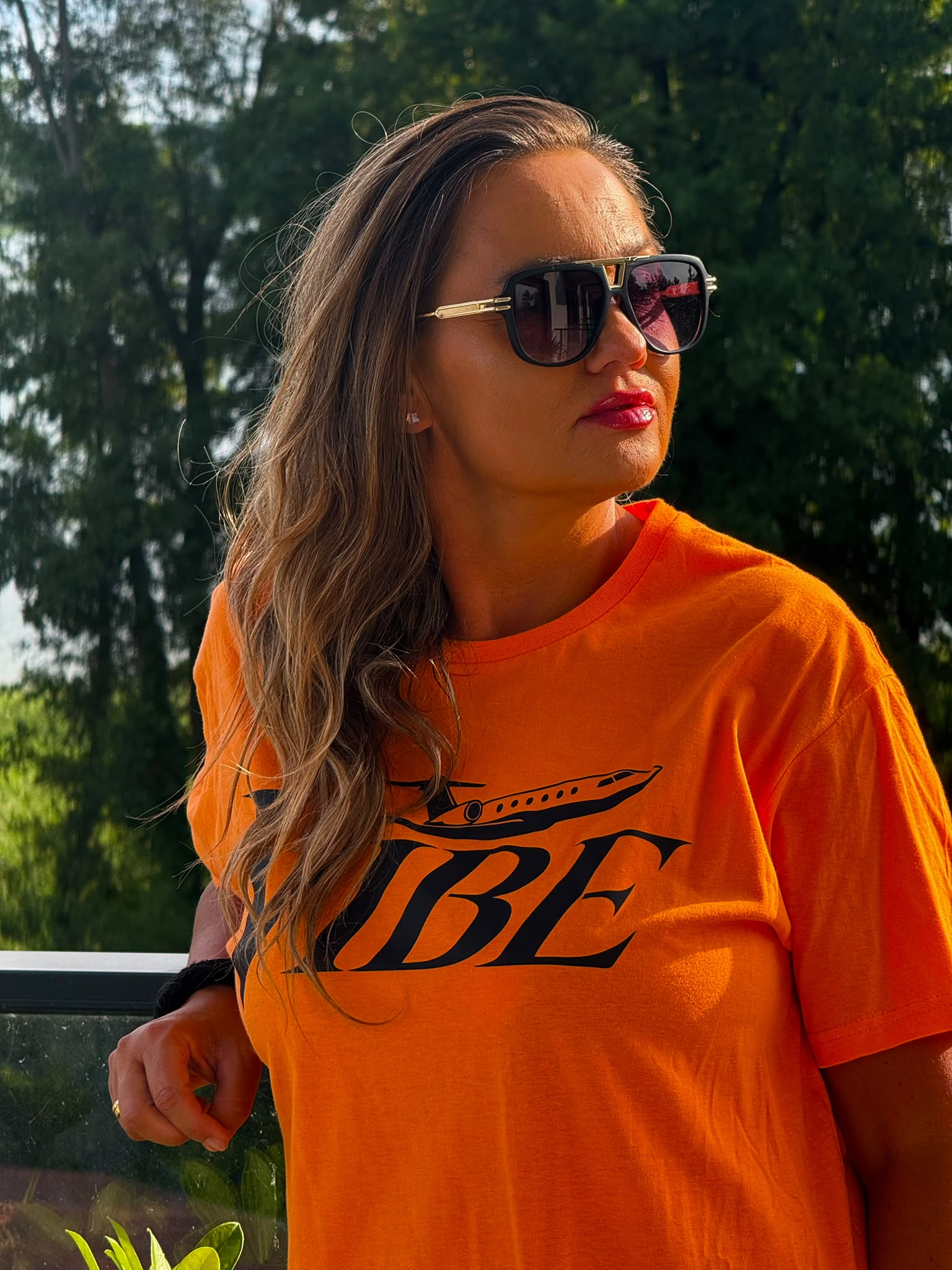 Koszulka Oversize VIBE – Neonowa Pomarańczowa z Czarnym Nadrukiem Samolotu