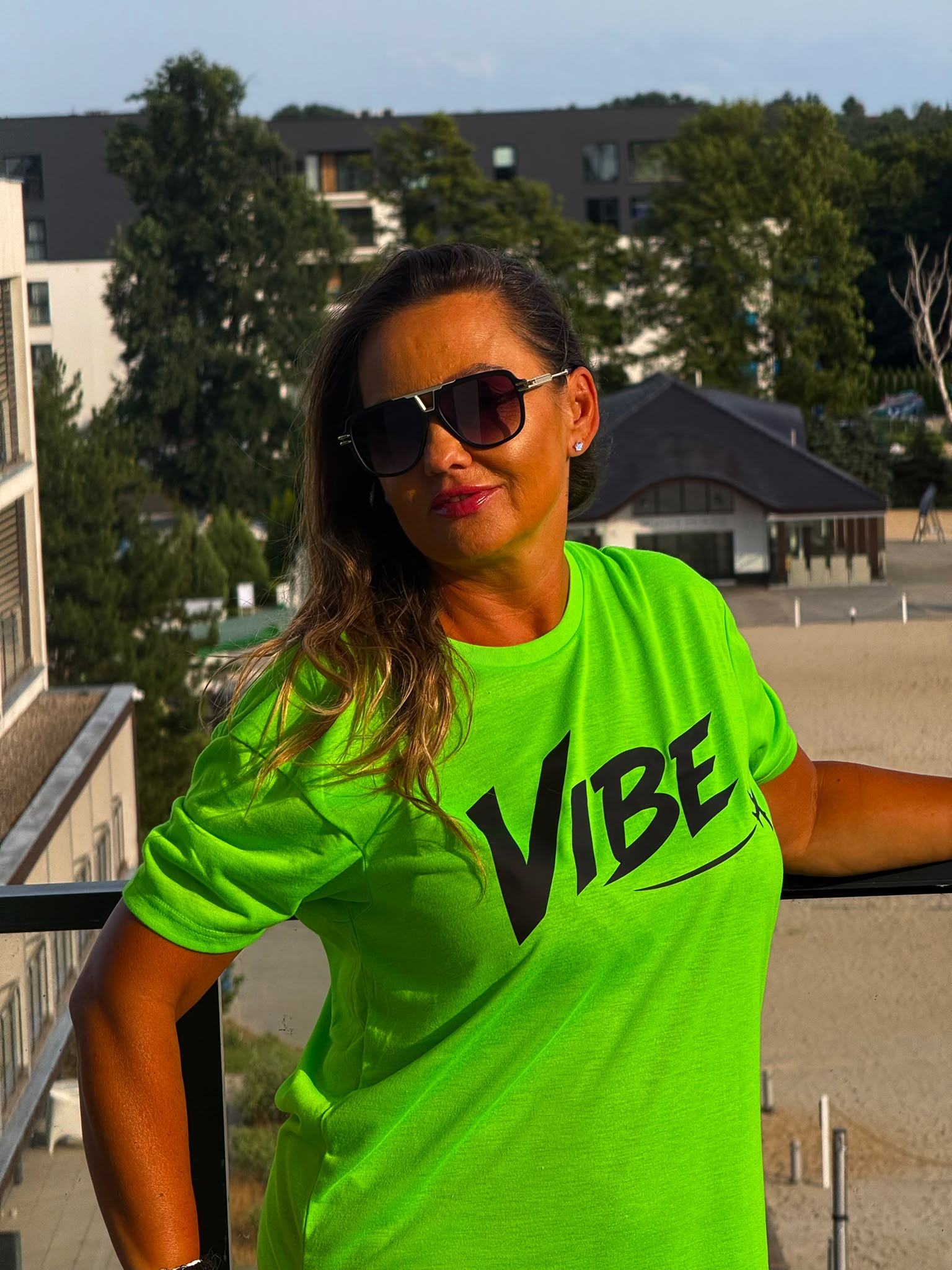 Koszulka Oversize VIBE – Neonowa Zielona z Czarnym Nadrukiem