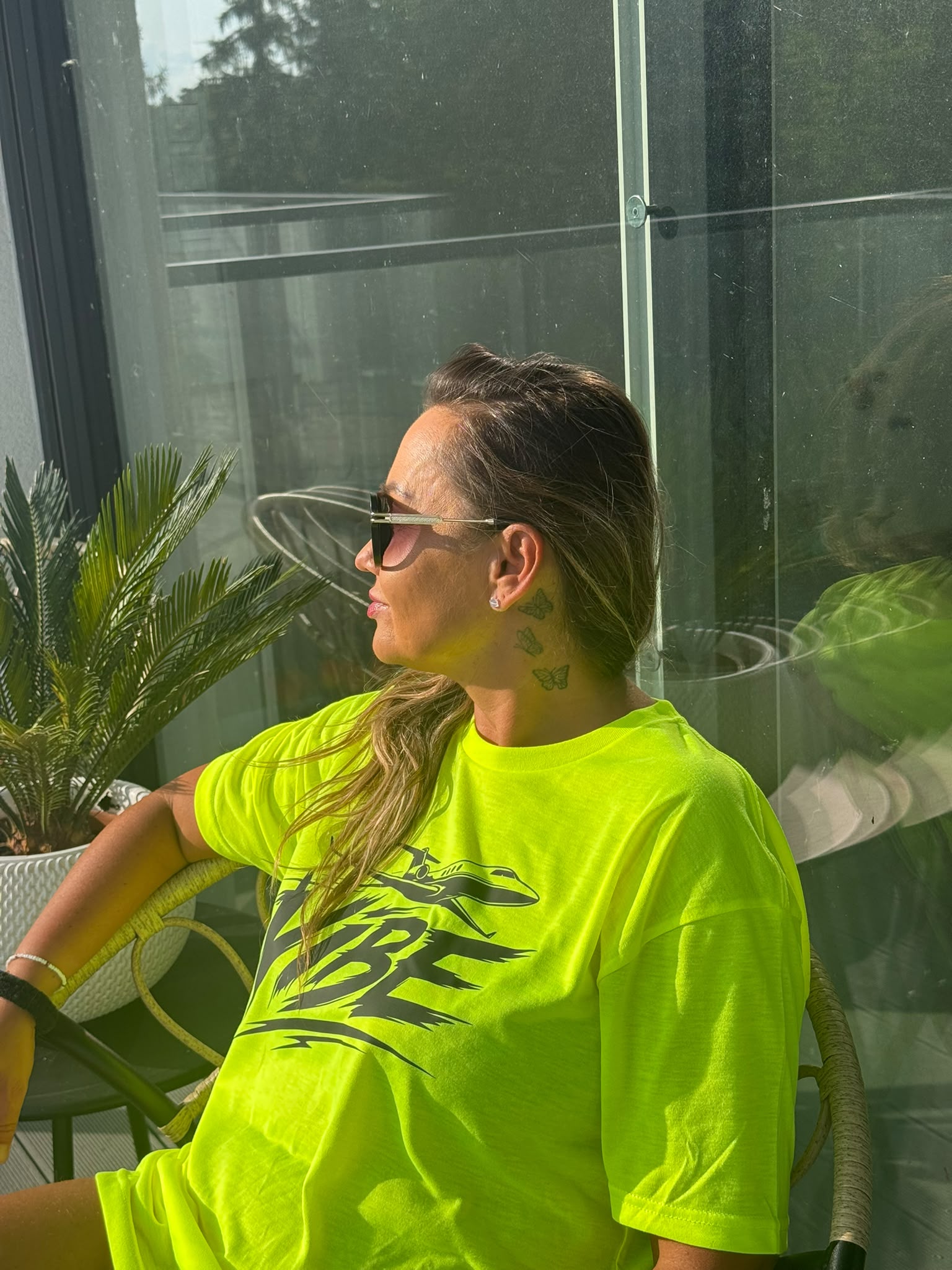 Koszulka Oversize VIBE – neonowo-limonkowa z grafitowym nadrukiem