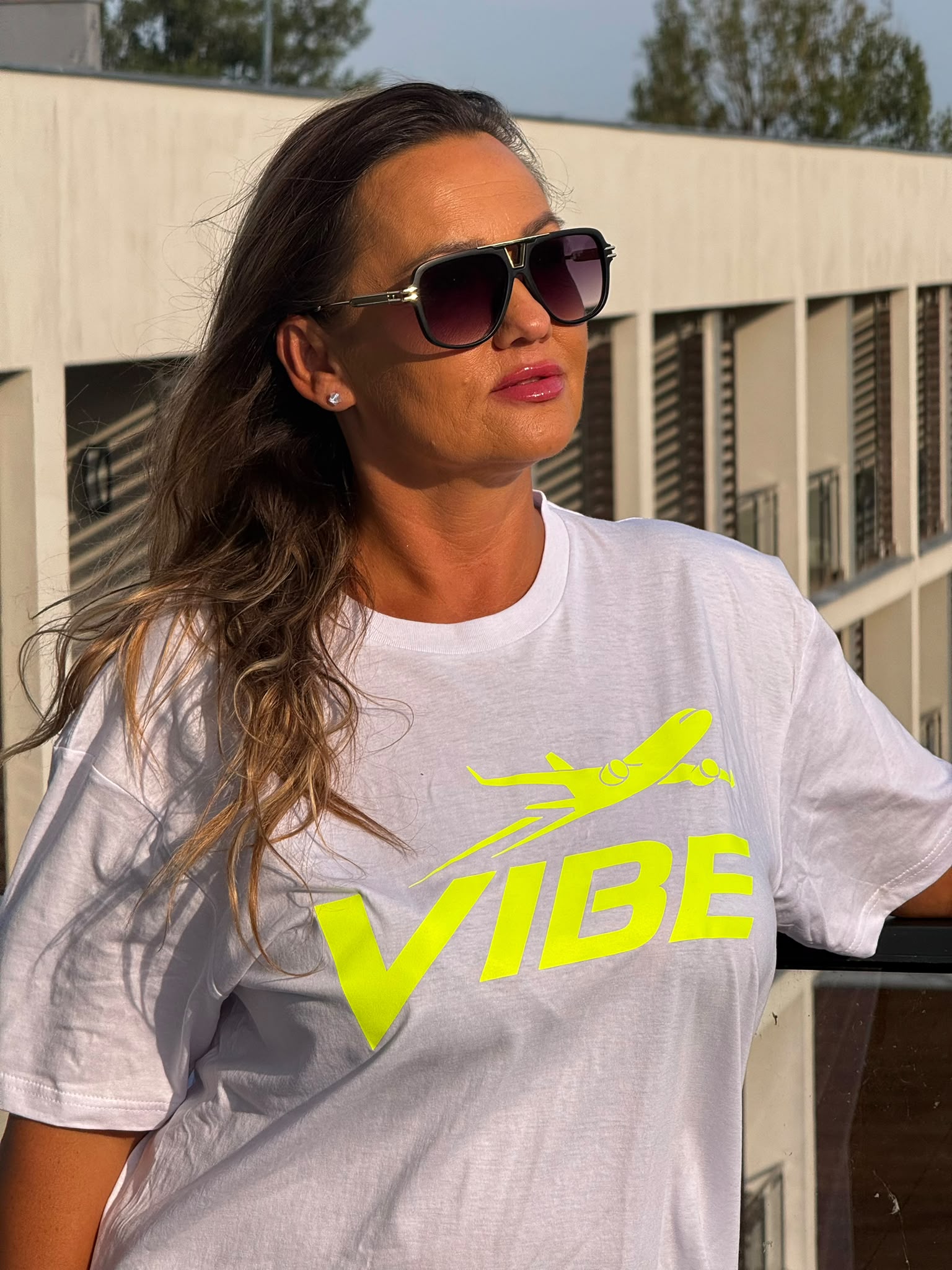 Koszulka VIBE z neonowym nadrukiem samolotu – biała koszulka oversize